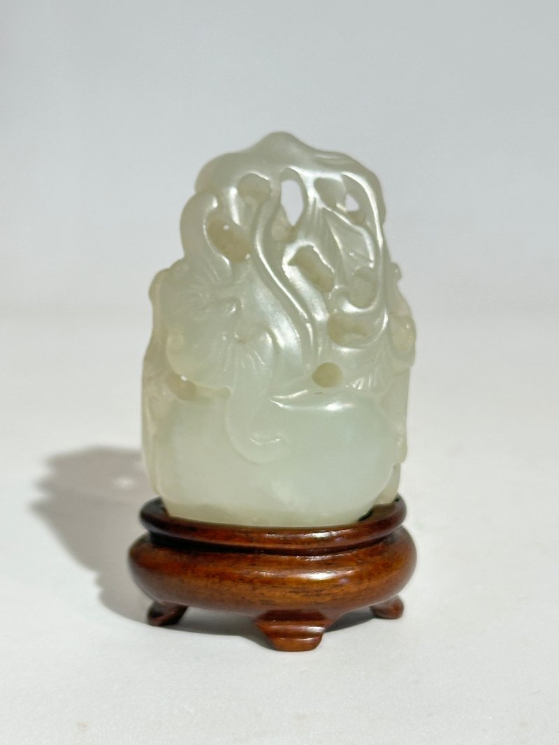 十九/二十世紀 白玉⌈瓜瓞綿綿⌋墜 | A WHITE JADE 'BAT AND GOURD' PENDANT - 图4