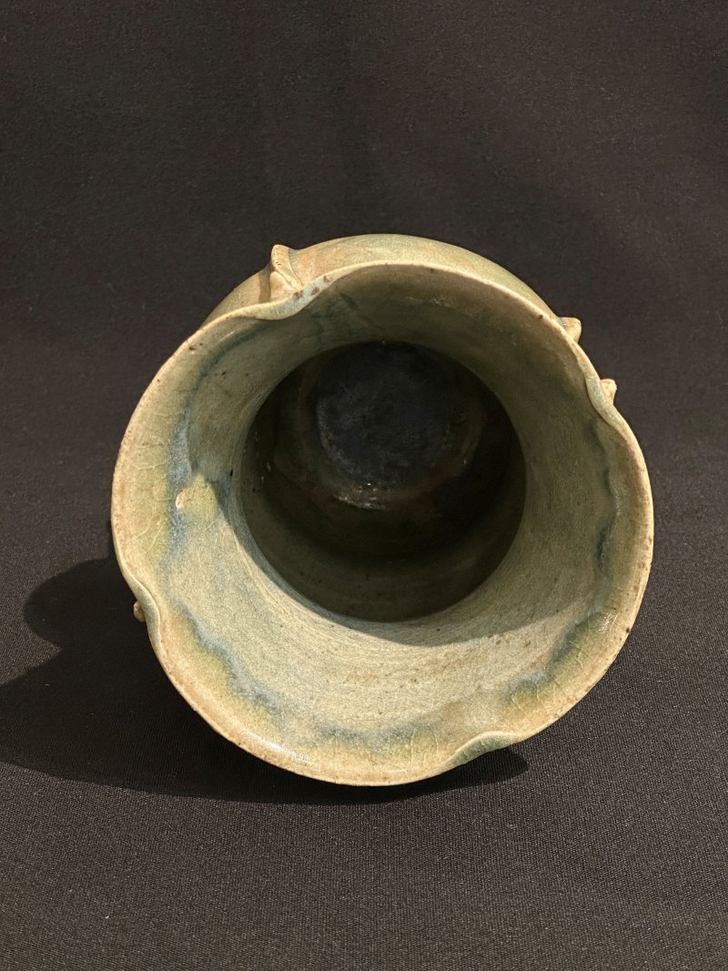 （或）明 鈞式青綠釉尊 及座 | A JUN-TYPE GREEN-GLAZED WINE VESSEL, ZUN - 图3