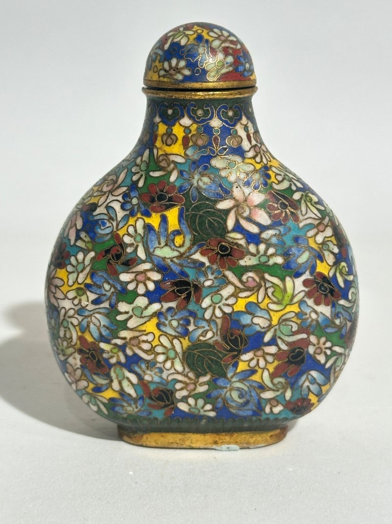 十九/二十世紀 銅胎琺瑯鼻煙壺七件 （博古）⌈乾隆年製⌋款 | SEVEN CLOISONNE ENAMEL SNUFF BOTTLES - 图2