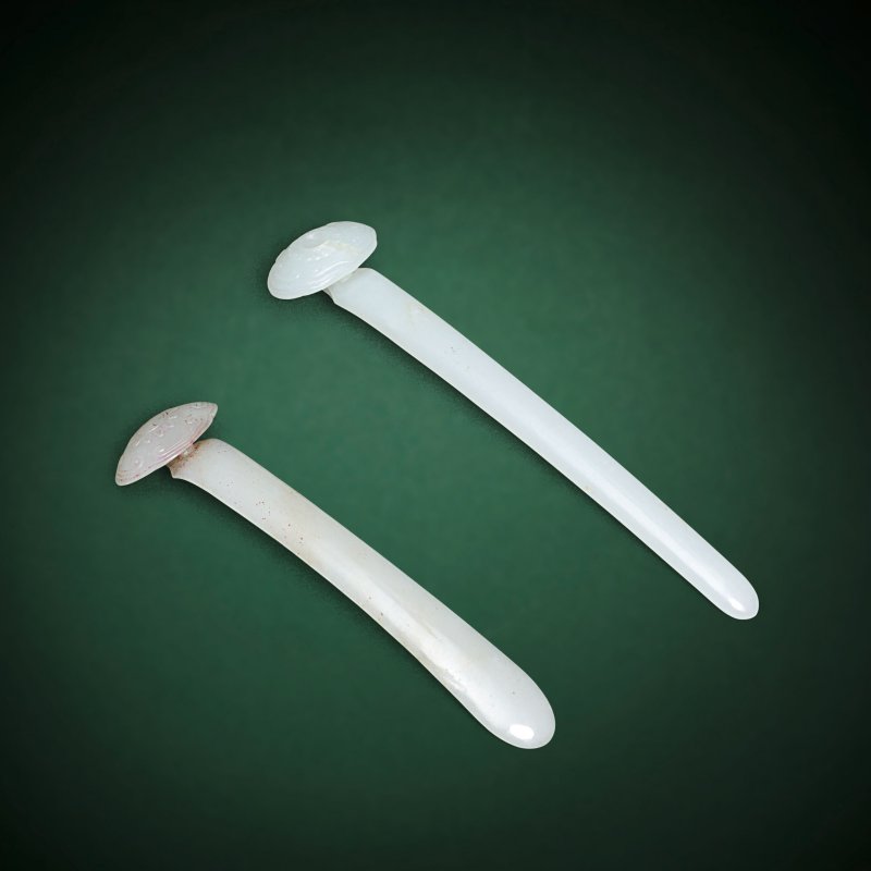 清 白玉雕髮簪兩件 | TWO WHITE JADE HAIRPINS - 图1