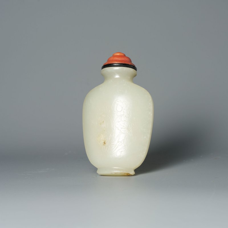 清十八/十九世紀 白玉刻荷紋填金御製詩鼻煙壺、珊瑚盖 | A CARVED, INSCRIBED AND GILT WHITE JADE SNUFF BOTTLE - 图2