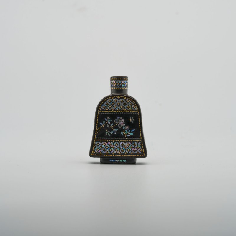 清十九世紀 黑漆鑲嵌螺鈿花卉紋鼻煙壺 | A LAC BURGAUTE BELL SHAPED 'FLORAL' SNUFF BOTTLE - 图1