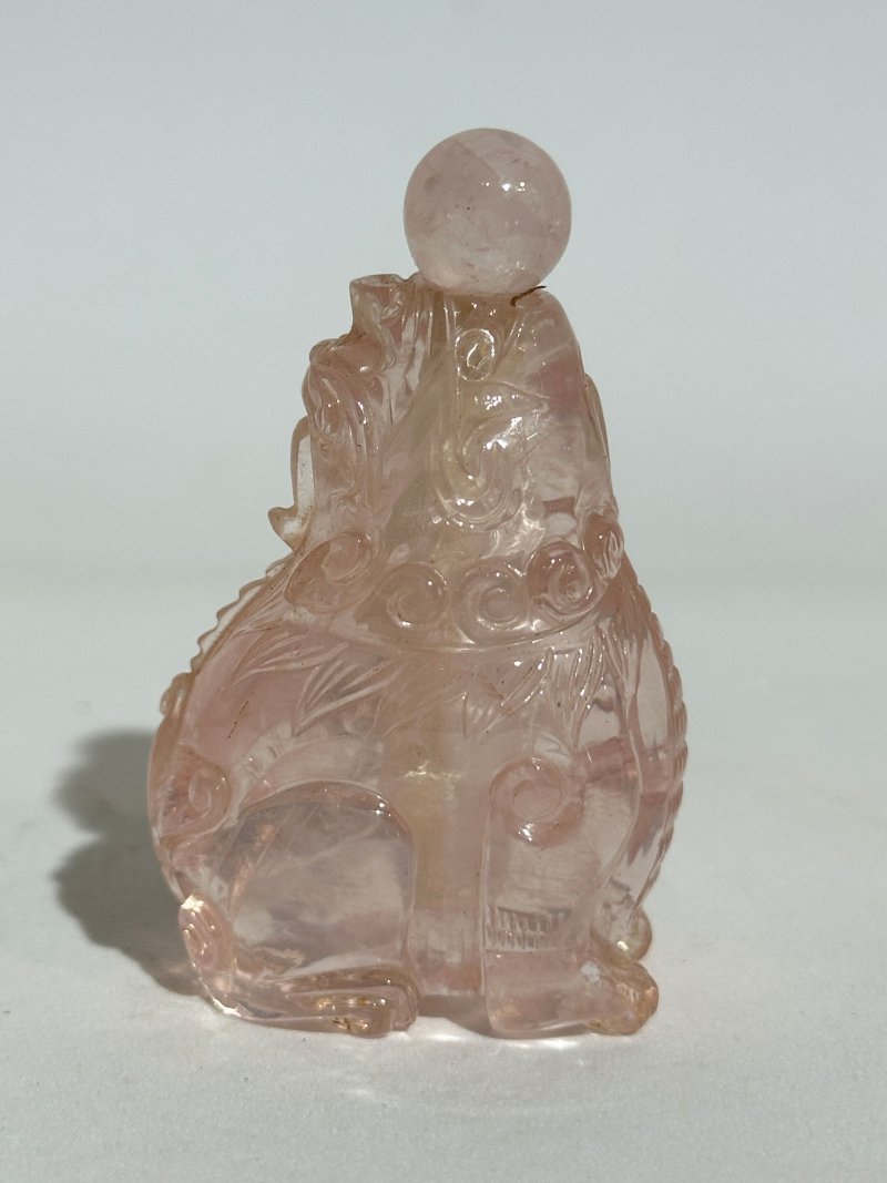 晚清 粉晶⌈麒麟⌋鼻煙壺 | A ROSE QUARTZ 'QILIN' SNUFF BOTTLE - 图8