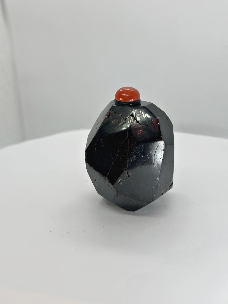 十九/二十世紀 石榴紅石英磨花、黑琥珀魚紋鼻煙壺二件 | A FACETED QUARTZ AND A BLACK AMBER SNUFF BOTTLE - 图9