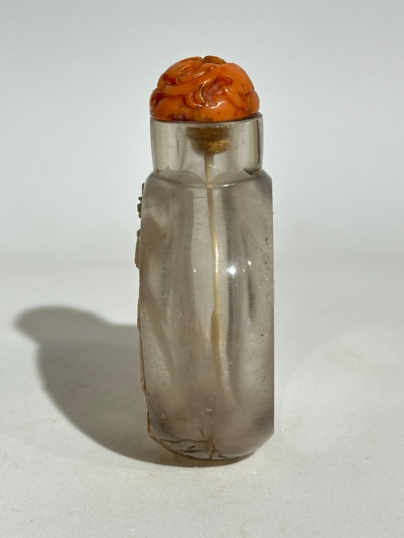 清十九世紀 水晶蘭石紋、瑞犬紋鼻煙壺二件、（蘭）珊瑚蓋 | TWO ROCK CRYSTAL 'ORCHID' AND 'BUDDHIST LION' SNUFF BOTTLES - 图7