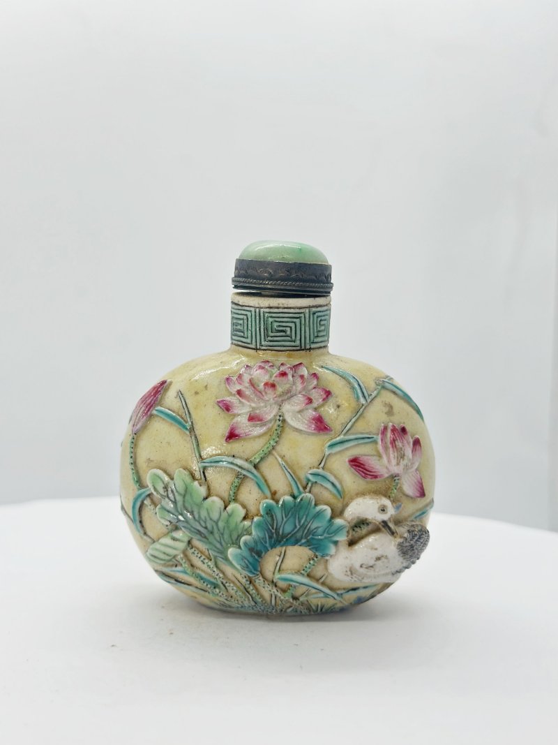 清十九世紀 瓷胎⌈一路連科⌋鼻煙壺、翡翠蓋 | A BISCUIT PORCELAIN 'EGRET AND LOTUS' SNUFF BOTTLE - 图6