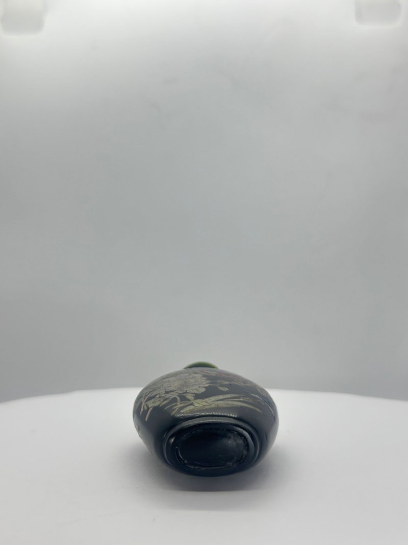 清1770-1820 黑玻璃畫琺瑯花卉紋鼻煙壺 ⌈乾隆年製⌋篆書款 | AN ENAMELLED BLACK GLASS 'FLORAL' SNUFF BOTTLE - 图5