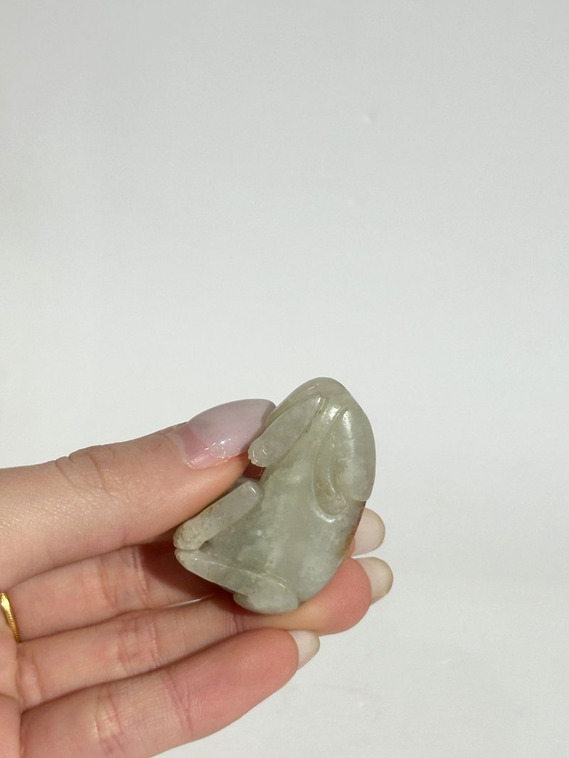 十九/二十世紀 青白玉⌈貓⌋、⌈天祿⌋把件 | TWO GREENISH WHITE JADE CARVINGS OF A CAT AND A TIANLU - 图4