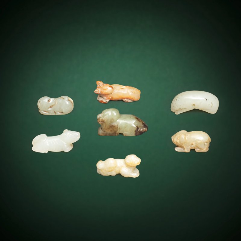 明及更晚 玉雕犬及豬一組七件 | A GROUP OF SEVEN CARVINGS OF DOGS AND PIGS - 图1