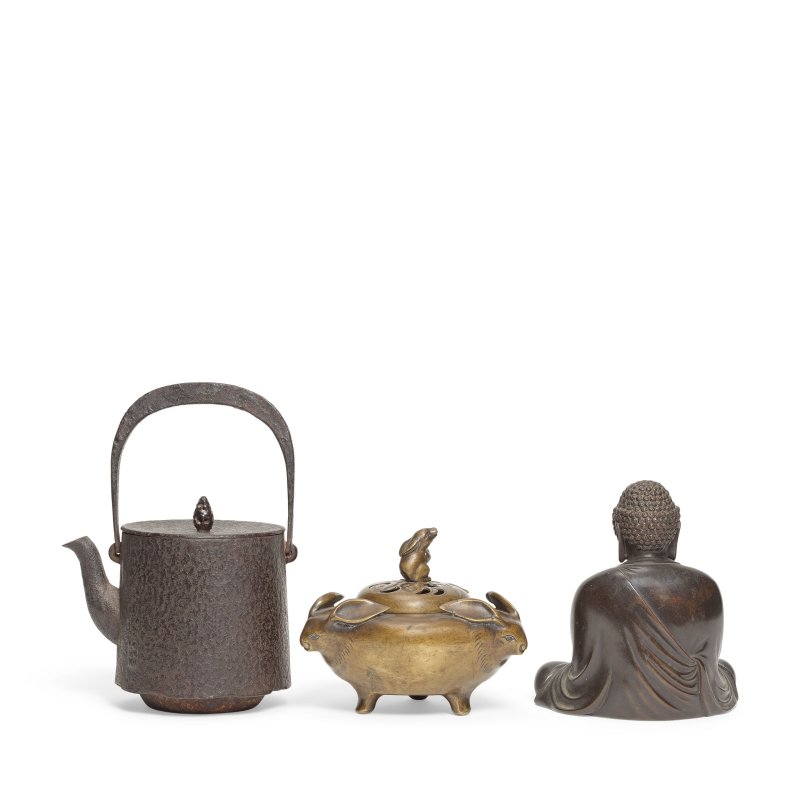 明治/大正時代 鉄瓶、銅爐及銅佛像 | AN IRON TETSUBIN, A BRONZE INCENSE BURNER AND COVER AND A BRONZE BUDDHA - 图1