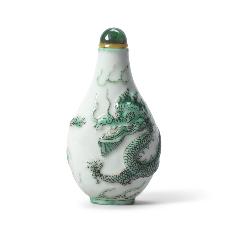 清道光 黑綠彩模印龍紋鼻烟壺 | A MOULDED GREEN AND BLACK ENAMELLED 'DRAGON' SNUFF BOTTLE
