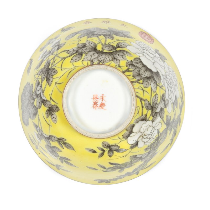 民國 大雅齋黃地墨彩盌兩件 | TWO YELLOW-GROUND GRISAILLE-DECORATED 'DAYAZHAI' BOWLS - 图2
