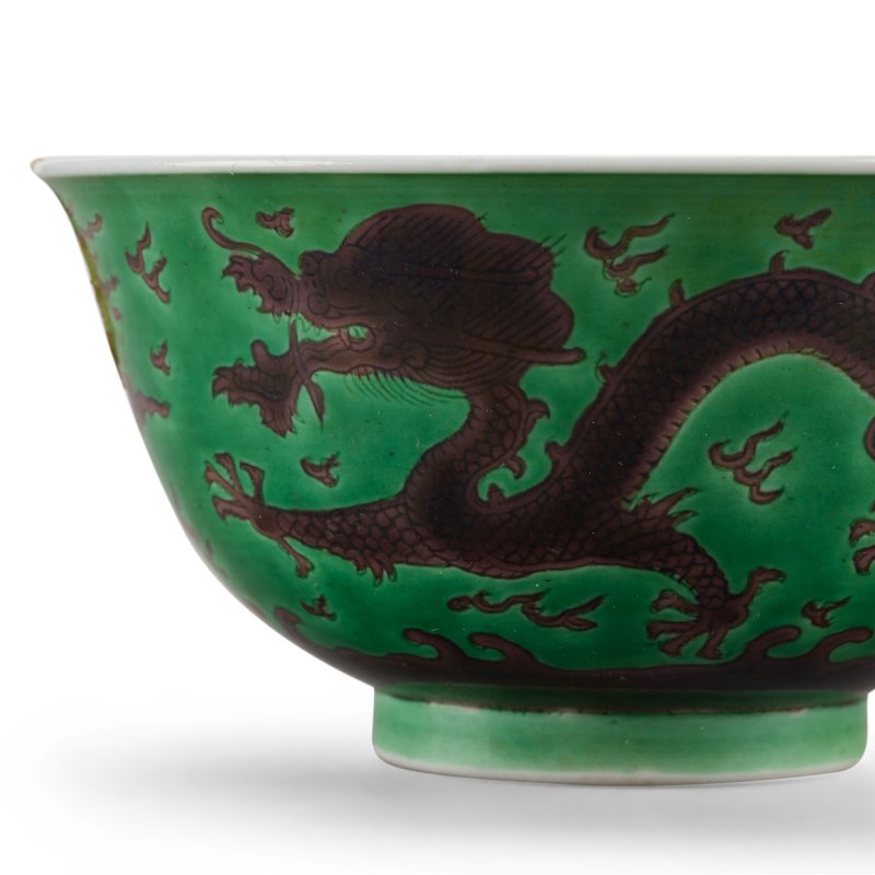 清乾隆 綠地茄皮紫釉龍紋盌一對 | A PAIR OF GREEN-GROUND AUBERGINE-ENAMELLED 'DRAGON' BOWLS - 图4