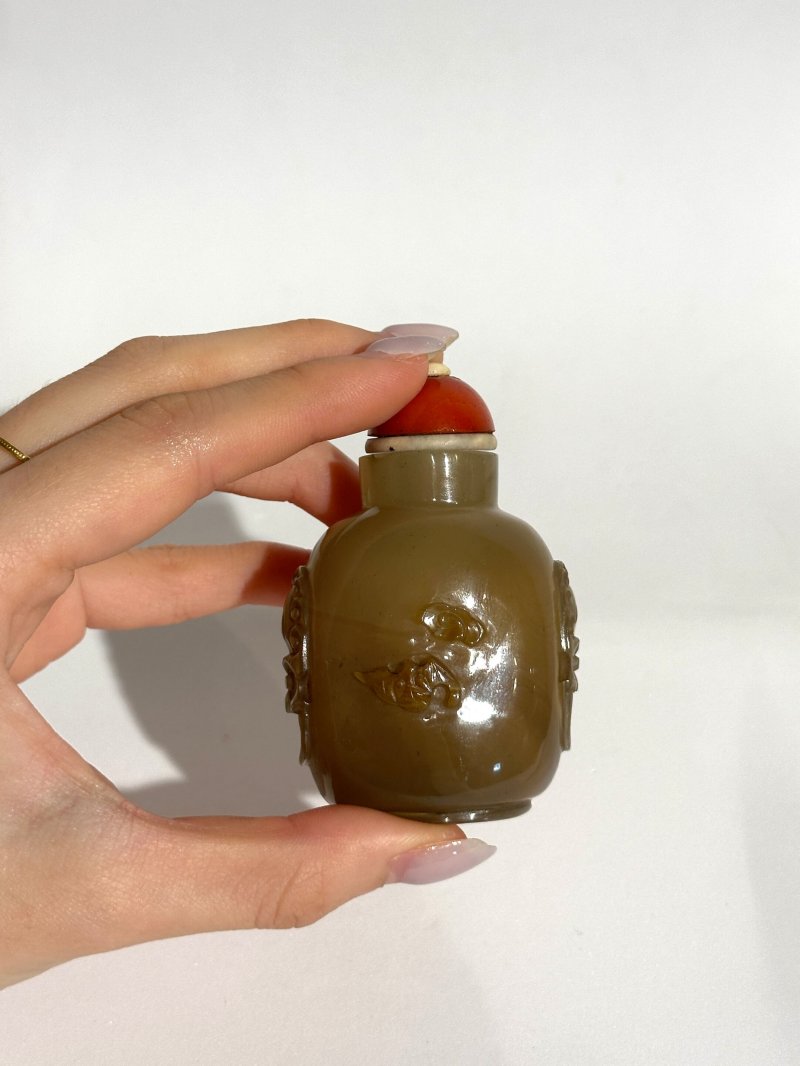 清十九世紀 玻璃仿瑪瑙花卉紋鼻煙壺 | A GLASS SNUFF BOTTLE IMITATING AGATE - 图3