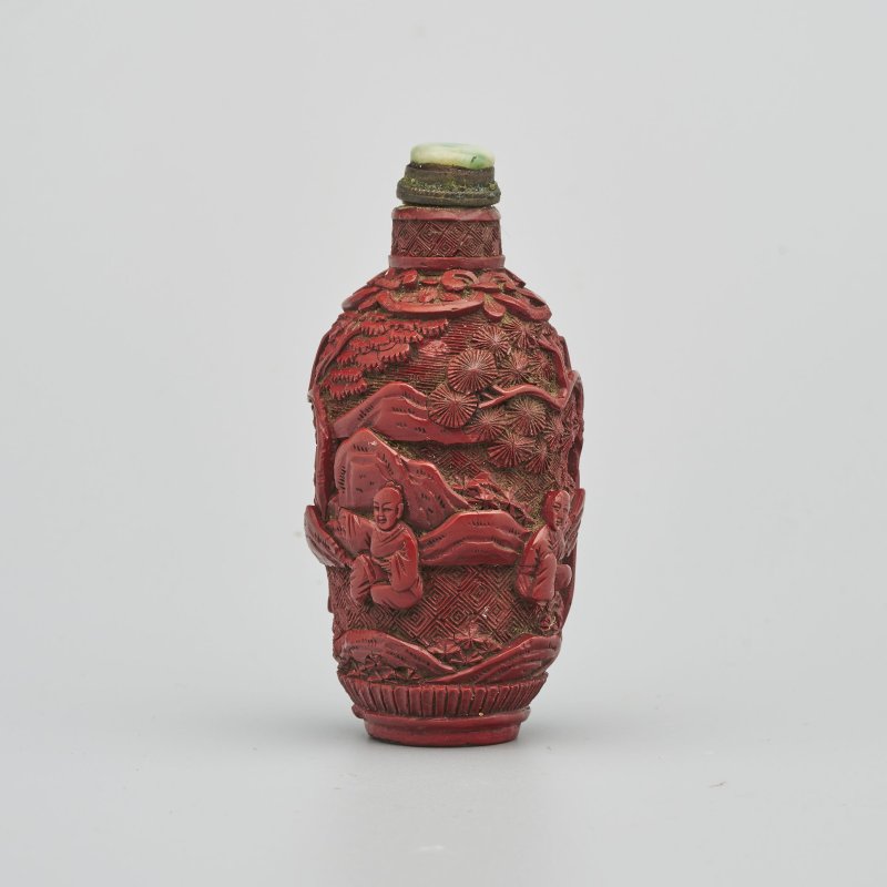 清十八/十九世紀 瓷胎剔紅山水人物紋鼻煙壺 | A CINNABAR LACQUERED-PORCELAIN SNUFF BOTTLE - 图1
