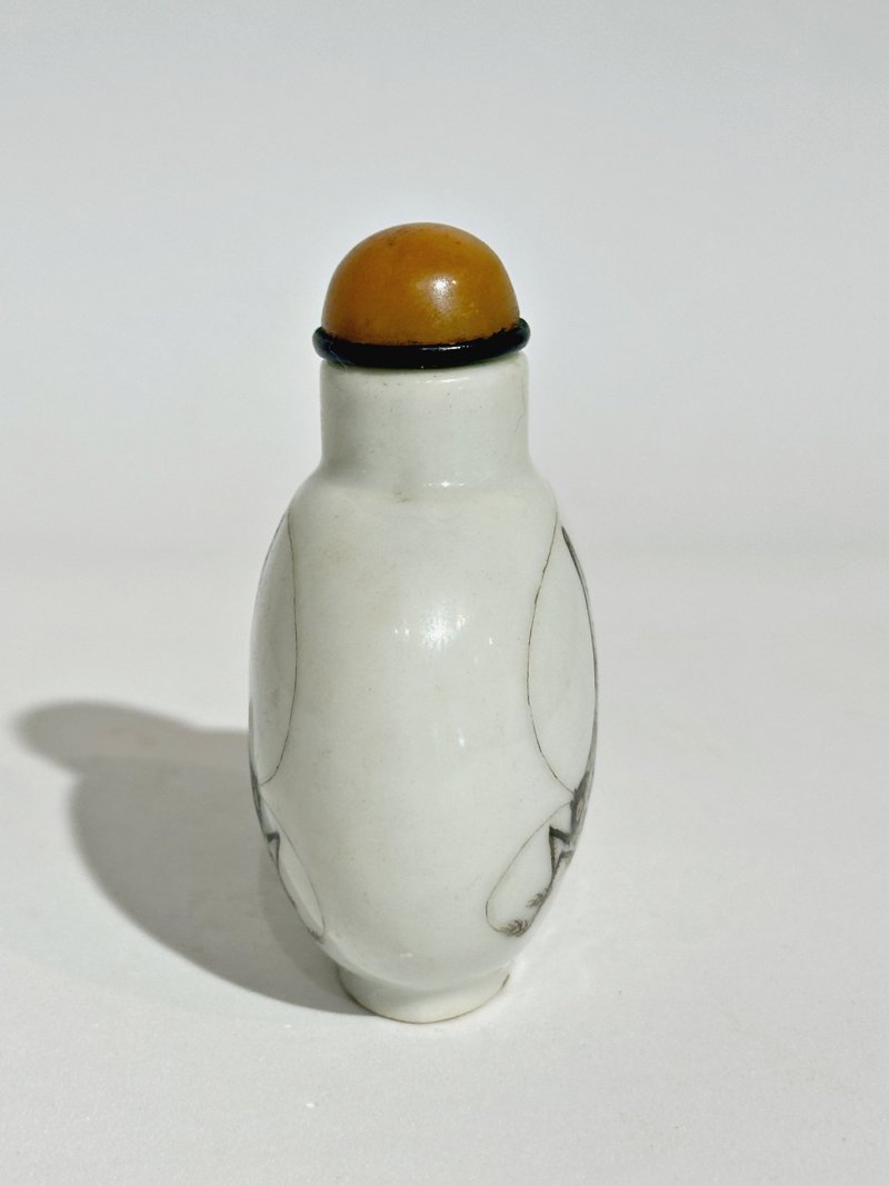 清十九世紀 粉彩⌈蟈蟈⌋鼻煙壺 ⌈永樂年製⌋礬紅篆書款 | AN ENAMELLED PORCELAIN 'CRICKET' SNUFF BOTTLE - 图7