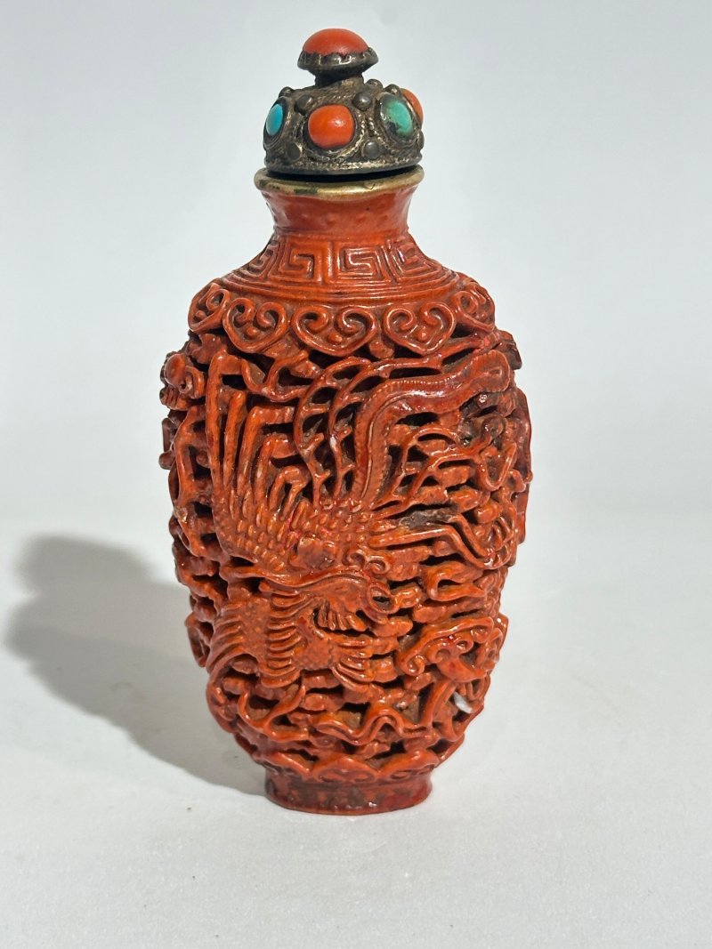 清中期 紅釉、藍釉模製⌈龍鳳呈祥⌋鼻煙壺二件 | TWO MOULDED AND ENAMELLED PORCELAIN 'DRAGON AND PHOENIX' SNUFF BOTTLES - 图8