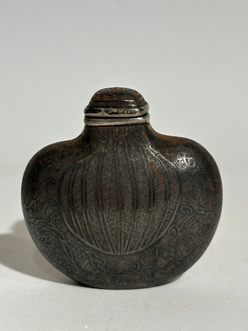 清十九世紀 烏銀瓜紋、夔龍紋鼻煙壺二件 | TWO SILVER NIELLO 'MELON' AND 'KUI DRAGON' SNUFF BOTTLES - 图8