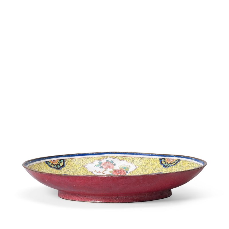 清雍正 外胭脂紅畫琺琅西洋人物圖盤 | A RARE PAINTED ENAMEL 'EUROPEAN SUBJECT' RUBY-BACK DISH - 图3