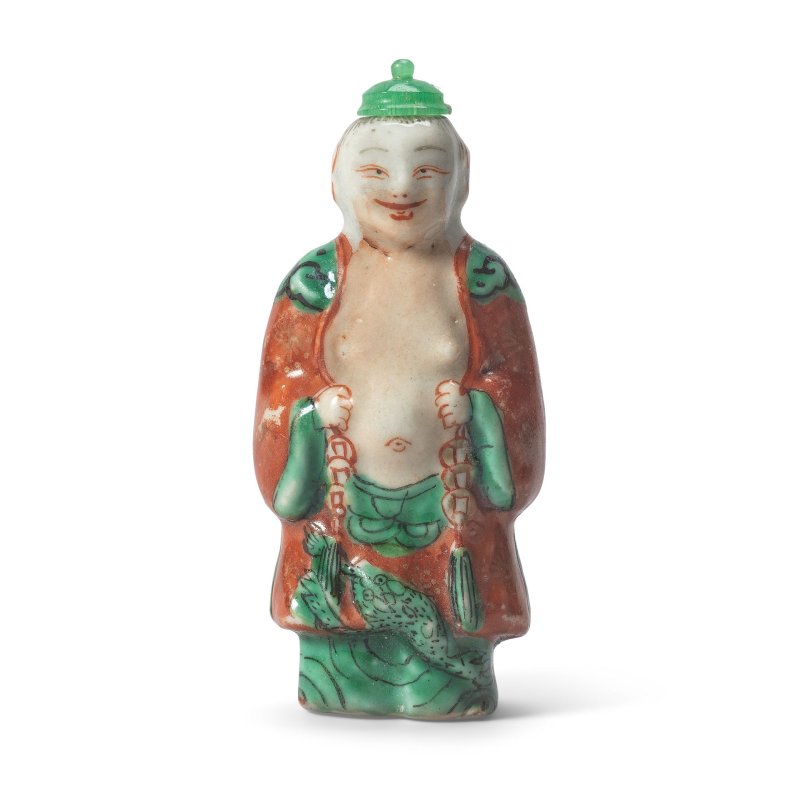 清 一八二一至一八五零年 彩繪劉海戲蟾鼻烟壺 | A FAMILLE ROSE 'LIU HAI' SNUFF BOTTLE