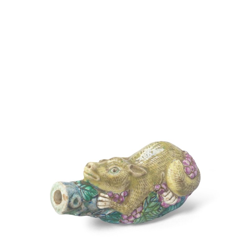 十九世紀 粉彩松鼠葡萄鼻烟壺 | A FAMILLE ROSE 'SQUIRREL AND GRAPES' SNUFF BOTTLE - 图2