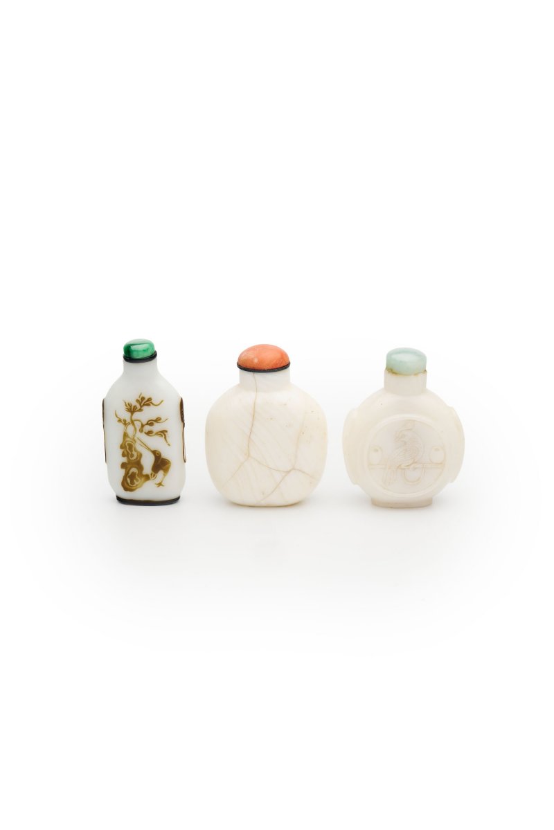 十九至二十世紀 涅白玻璃、白套橄欖綠玻璃鼻烟壺三件 | THREE GLASS SNUFF BOTTLES - 图1