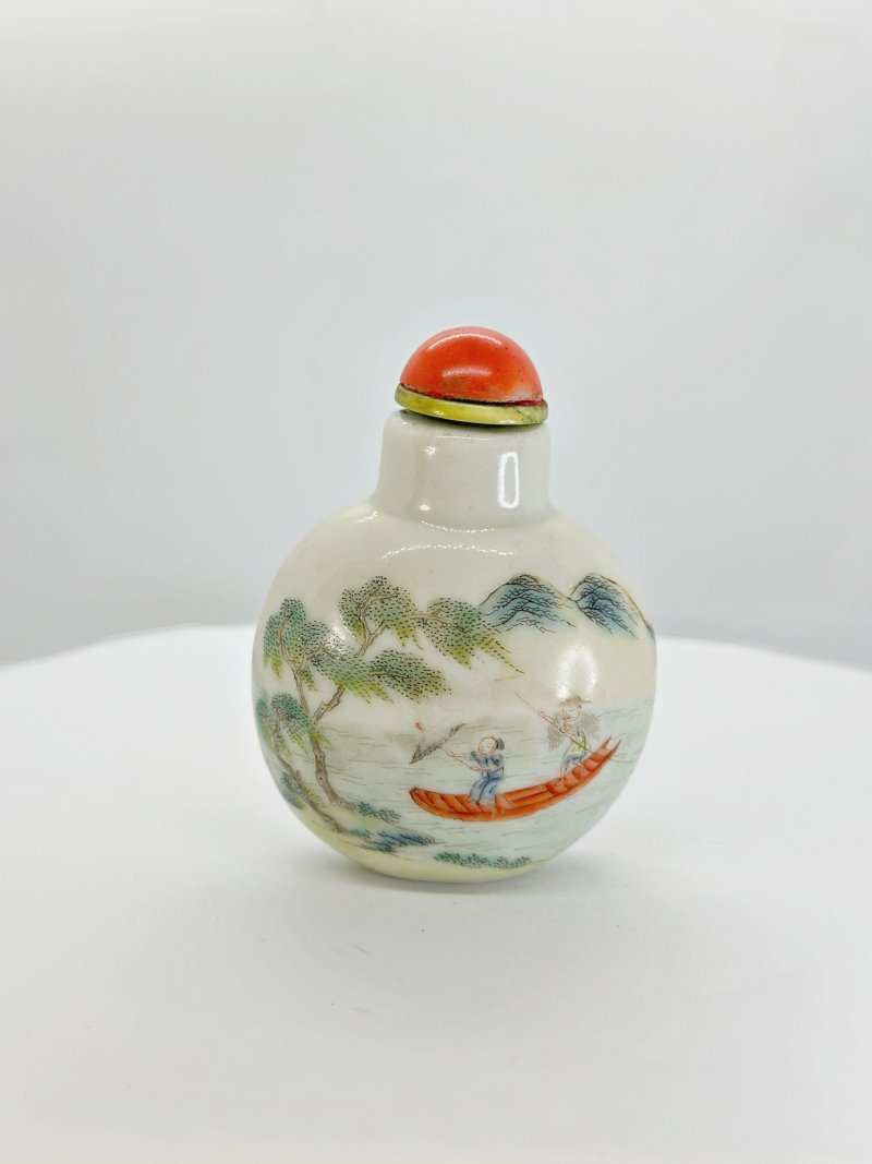 清十九世紀 粉彩⌈柳溪漁樂⌋鼻煙壺、珊瑚蓋 | A FAMILLE ROSE 'FISHERMEN' SNUFF BOTTLE - 图6