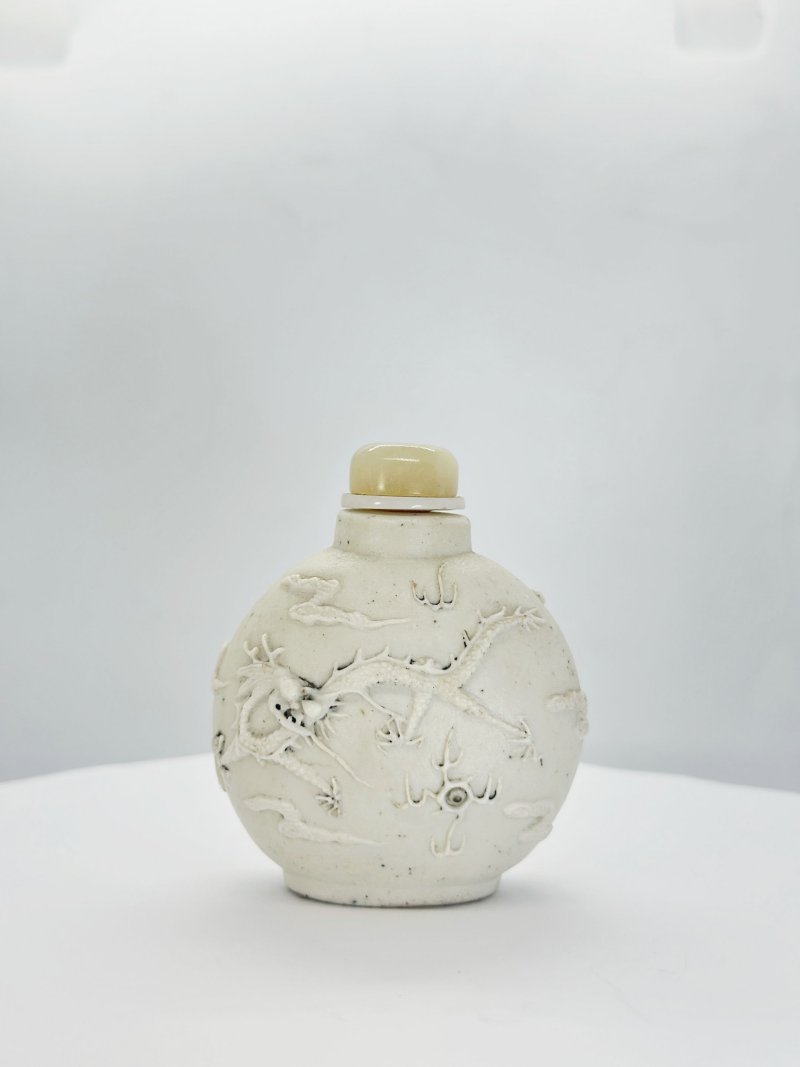 清光緒 瓷胎模印雲龍紋鼻煙壺 | A MOULDED BISCUIT PORCELAIN 'DRAGON' SNUFF BOTTLE - 图8