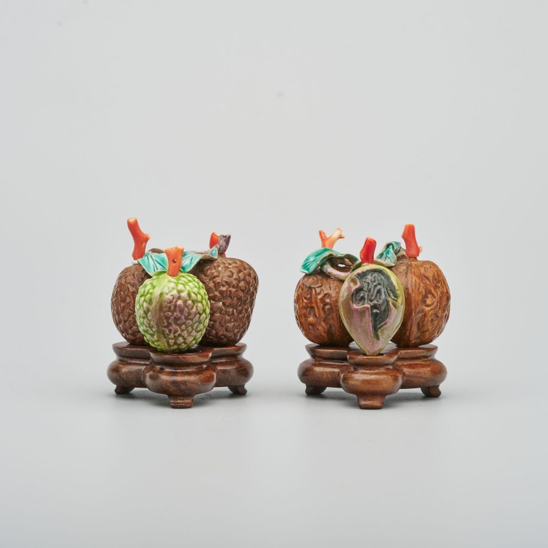 清十九世紀 仿生瓷荔枝、核桃形鼻煙壺二件、珊瑚蓋 及座 | TWO CERAMIC 'LYCHEE' AND 'WALNUT' SNUFF BOTTLES - 图1