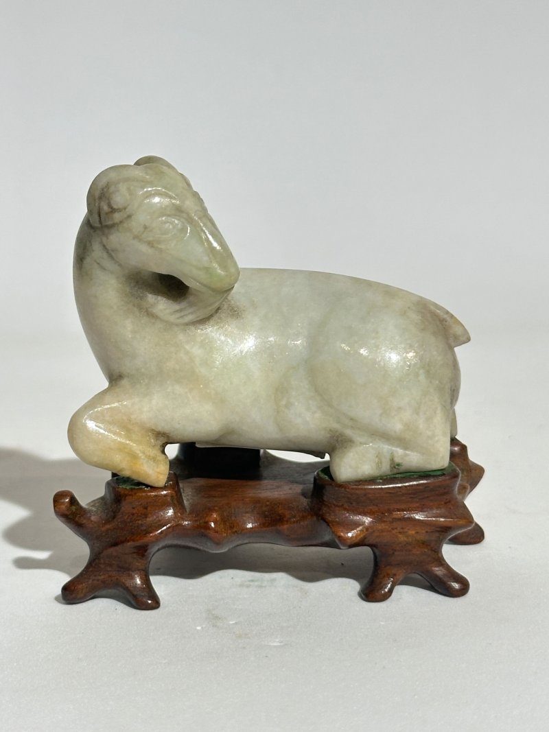 十九/二十世紀 白玉⌈馬⌋、⌈羊⌋三件 及座 | A WHITE JADE 'HORSE' AND TWO JADE 'GOAT' CARVINGS - 图6