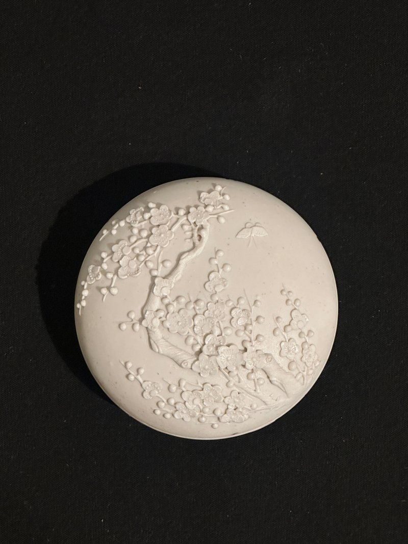 晚清至民國 澀胎牡丹紋洗、梅花紋印泥蓋盒二件 | A BISCUIT PORCELAIN 'PEONY' WASHER AND A 'PLUM BLOSSOM' INK PASTE BOX AND COVER - 图9