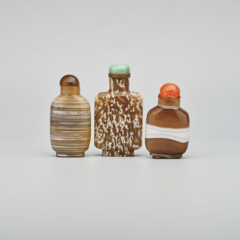 十九/二十世紀 燈心草瑪瑙、纏絲瑪瑙鼻煙壺三件 | A MACARONI AND TWO BANDED AGATE SNUFF BOTTLES