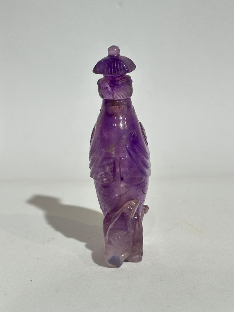 十九/二十世紀 瑪瑙、紫水晶鼻煙壺三件 | A CARNELIAN AND TWO AMETHYST SNUFF BOTTLES - 图2