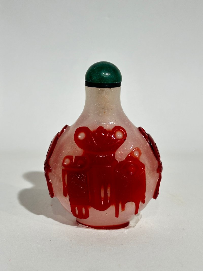 十九/二十世紀 白地套紅玻璃雙花紋、白地套三色玻璃花卉紋、透明地套紅玻璃壽字紋、涅白地套紅玻璃蝶花紋、霏雪地套紅玻璃一言九鼎紋、三腳鼎立紋、博古紋、透明地套黑玻璃一言九鼎紋鼻煙壺八件 | EIGHT OVERLAY GLASS SNUFF BOTTLES - 图23