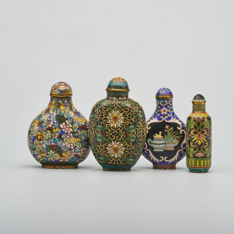 十九/二十世紀 銅胎琺瑯鼻煙壺七件 （博古）⌈乾隆年製⌋款 | SEVEN CLOISONNE ENAMEL SNUFF BOTTLES - 图52