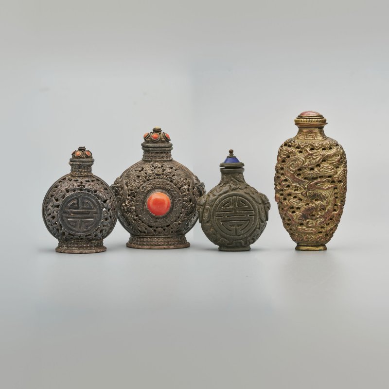 十九/二十世紀 銅胎模印鏤雕⌈龍鳳呈祥⌋鼻煙壺 ⌈萬曆⌋刻款；二十世紀 銅壽字紋、花卉紋鼻煙壺三件 | A BRASS 'DRAGON AND PHOENIX' AND THREE BRONZE SNUFF BOTTLES