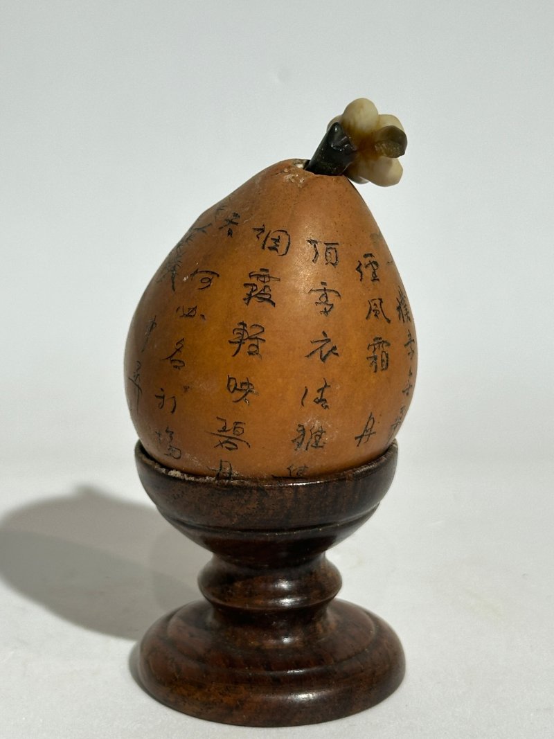 十九/二十世紀 紅漆描金開光山水紋、椰殼詩紋、篆紋、柑皮、匏形詩紋、銅胎畫琺瑯鼻煙壺八件 （西洋人物）⌈乾隆年製⌋藍料楷書款 | EIGHT SNUFF BOTTLES - 图42