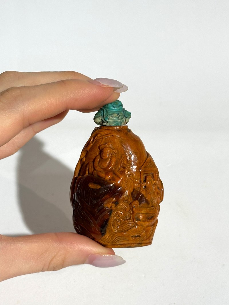 1760-1880 琥珀人物大師根珀人物紋鼻煙壺 及盒 | A ROOT AMBER SNUFF BOTTLE - 图3