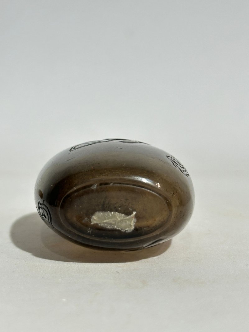 清十九世紀 雙聯瑪瑙、煙晶蝠紋鼻煙壺二件 | A SMOKY QUARTZ AND A CHALCEDONY AGATE DOUBLE SNUFF BOTTLE - 图5