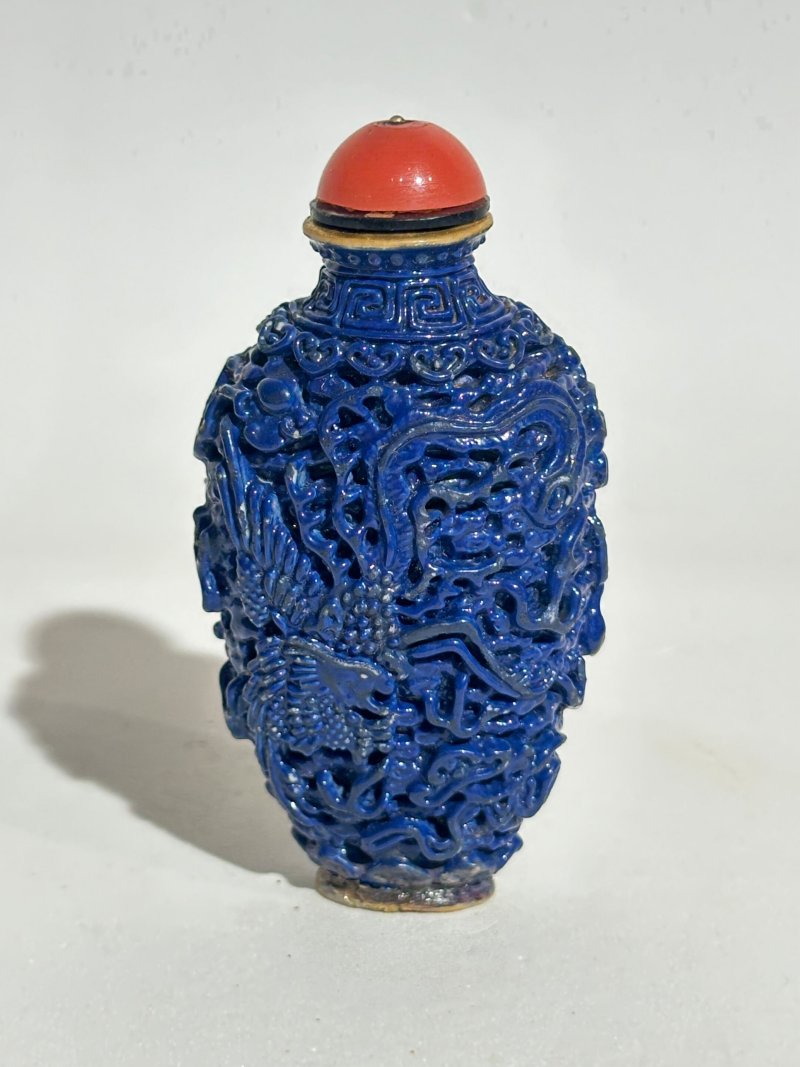 清中期 紅釉、藍釉模製⌈龍鳳呈祥⌋鼻煙壺二件 | TWO MOULDED AND ENAMELLED PORCELAIN 'DRAGON AND PHOENIX' SNUFF BOTTLES - 图17