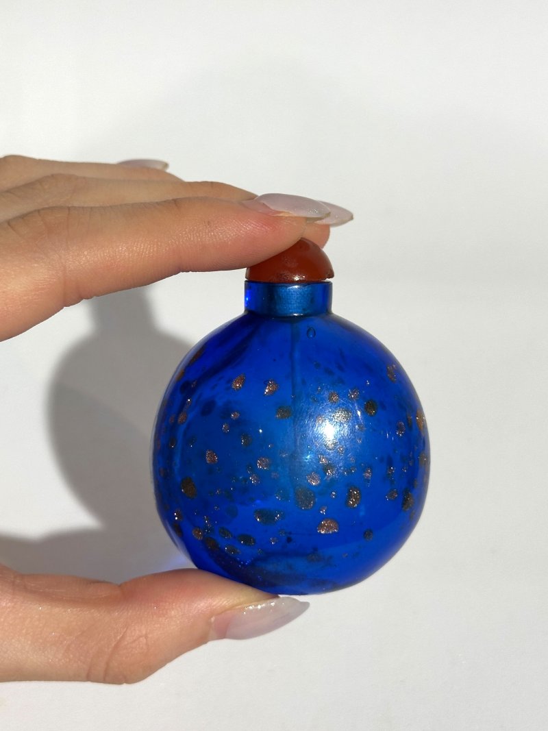 清十九世紀 藍地灑金星玻璃鼻煙壺 | A SAPPHIRE-BLUE AVENTURINE-GLASS SNUFF BOTTLE - 图3