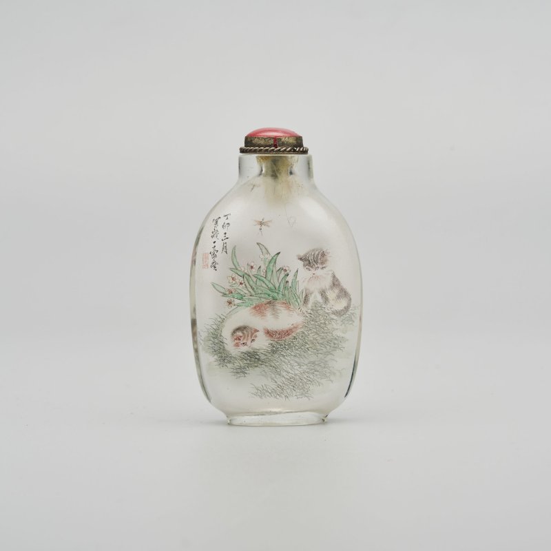 玻璃內畫仿曹克家「耄耋」鼻煙壺 一九八七年作 | AN INSIDE PAINTED GLASS 'CAT AND BUTTERFLY' SNUFF BOTTLE IN THE STYLE OF CAO KEJIA (1906-1979)
