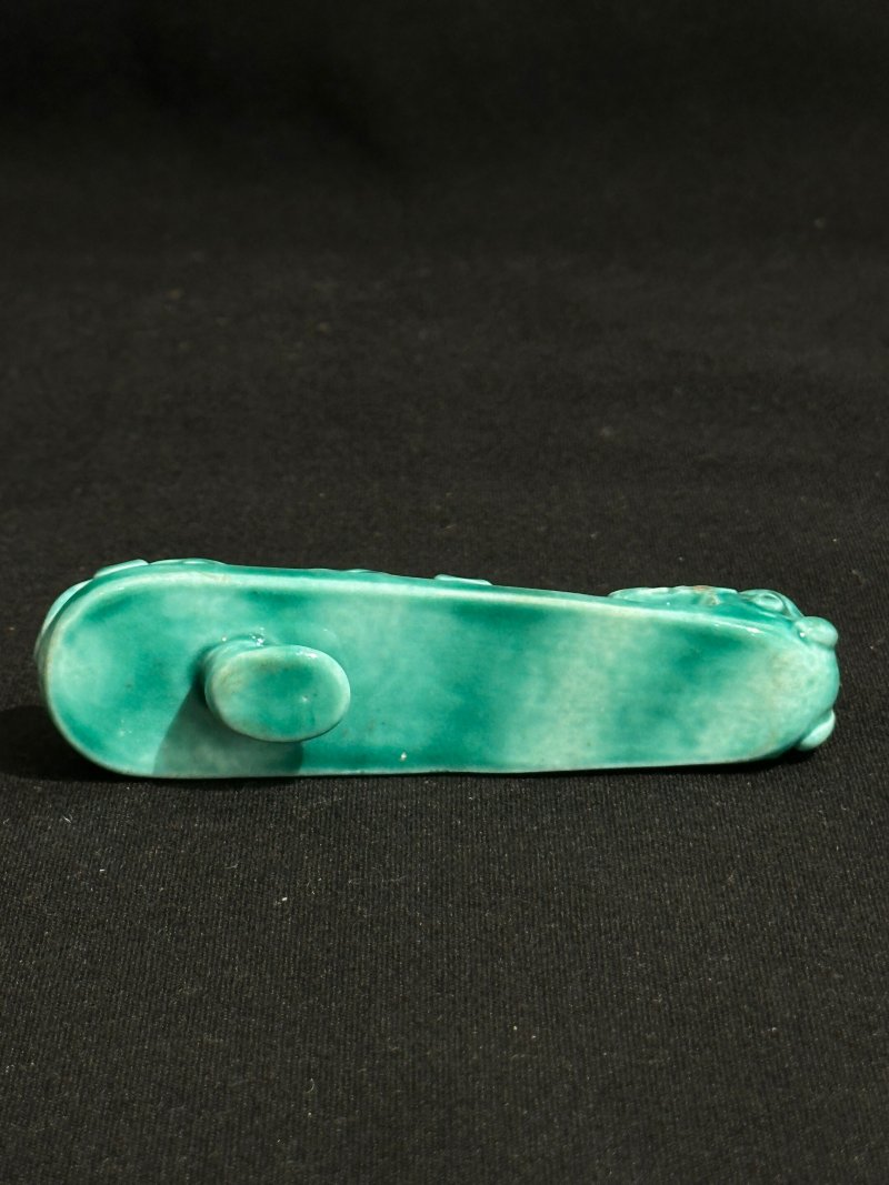 清十九世紀 孔雀綠釉龍紋帶鈎 | A GREEN-GLAZED 'DRAGON' BELT BUCKLE - 图5