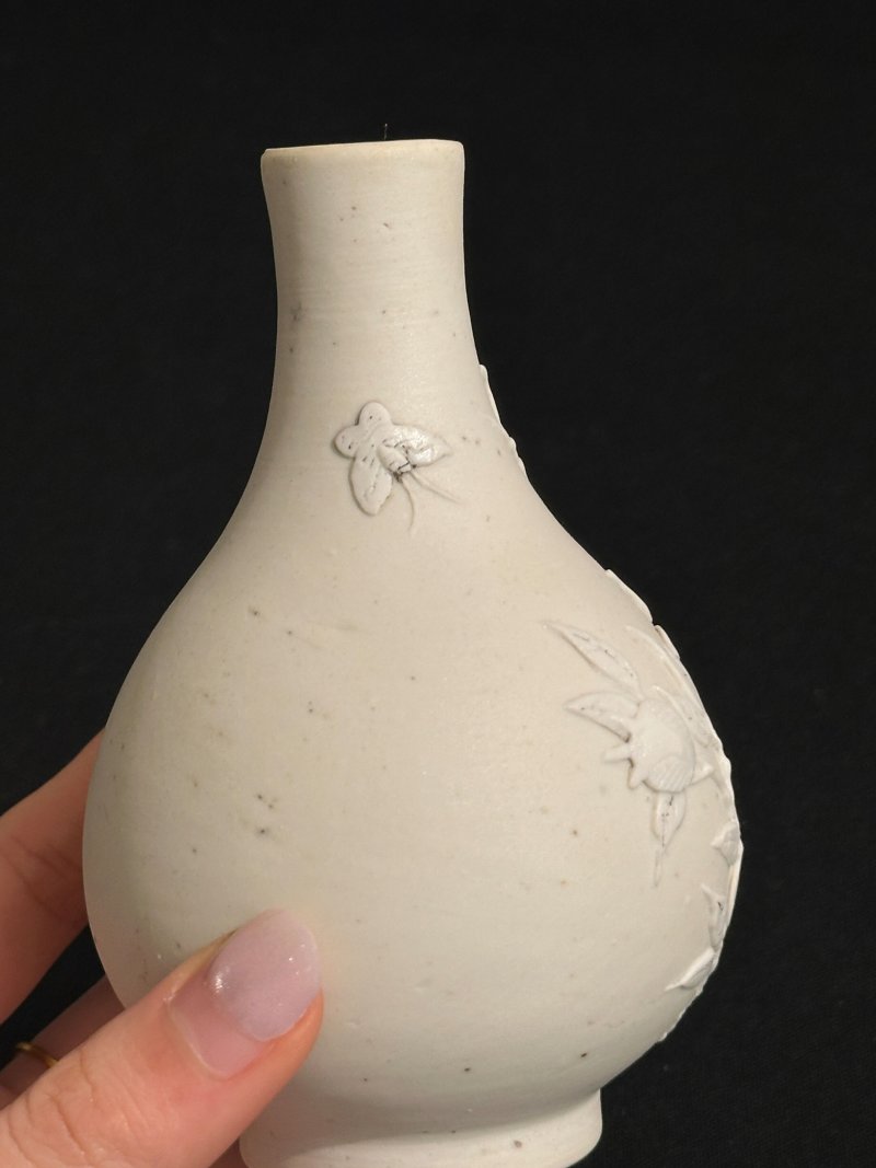 民國 澀胎石榴紋瓶 | A BISCUIT PORCELAIN 'POMEGRANATE' VASE - 图4