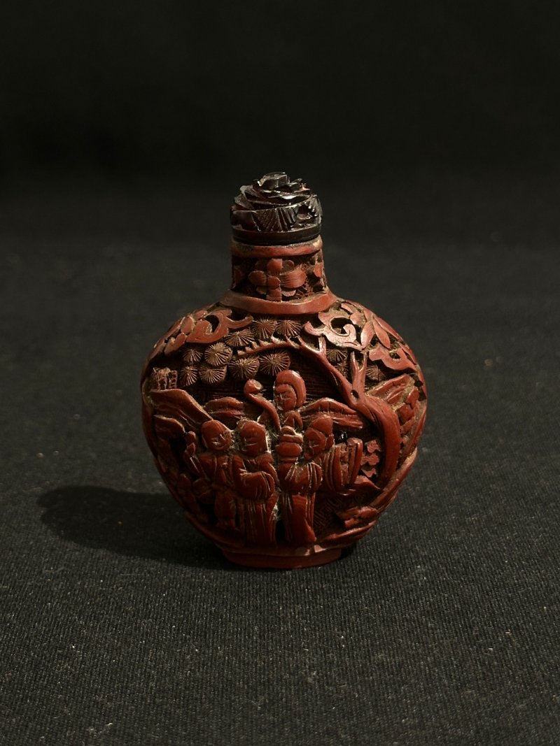 清十九世紀 剔紅人物紋鼻煙壺二件 | TWO CINNABAR LACQUER SNUFF BOTTLES - 图9