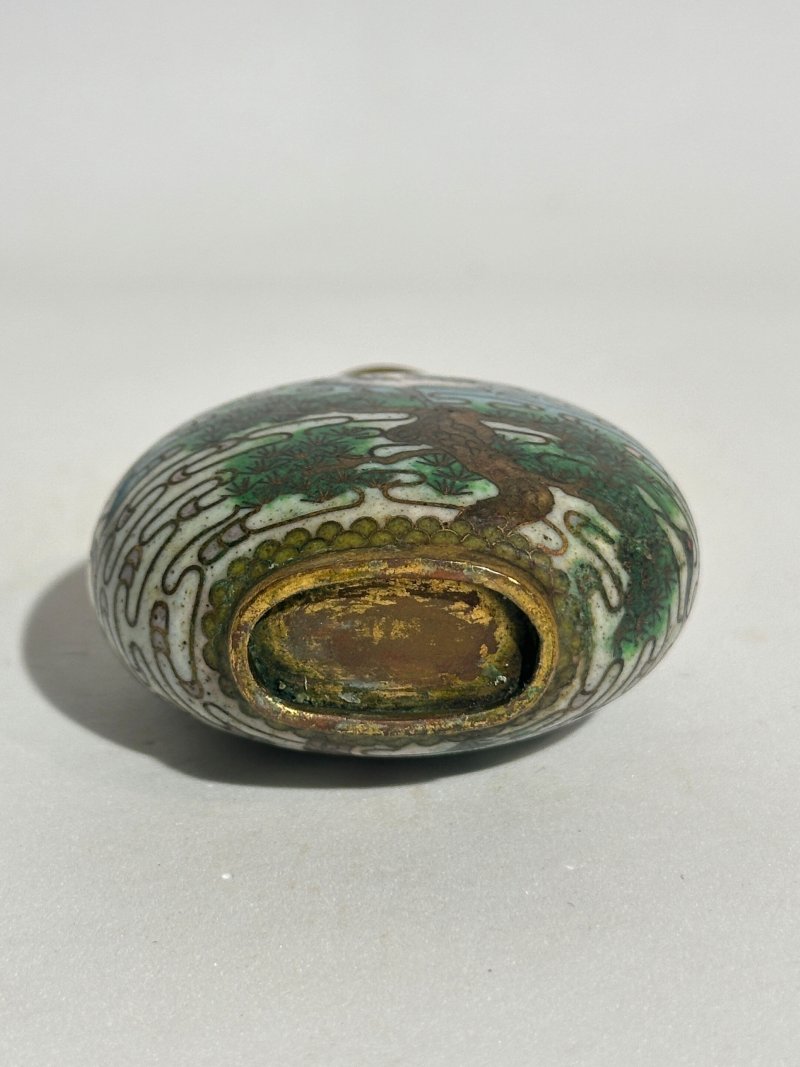 十九/二十世紀 銅胎琺瑯鼻煙壺七件 （博古）⌈乾隆年製⌋款 | SEVEN CLOISONNE ENAMEL SNUFF BOTTLES - 图18