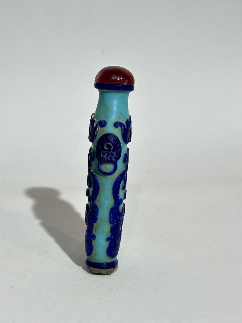 晚清 霏雪地套綠玻璃⌈一路連科⌋、⌈和諧美滿⌋鼻煙壺二件、（蟹）翡翠蓋；十九/二十世紀 涅白地套黑玻璃壽字紋、涅白地套棕玻璃、藍地套藍玻璃福壽紋鼻煙壺三件 | FIVE OVERLAY GLASS SNUFF BOTTLES - 图12