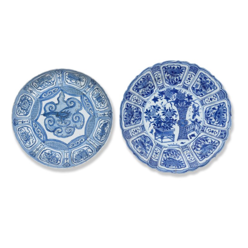 明萬曆 青花克拉克盤兩件 | TWO BLUE AND WHITE KRAAK-WARE DISHES - 图1