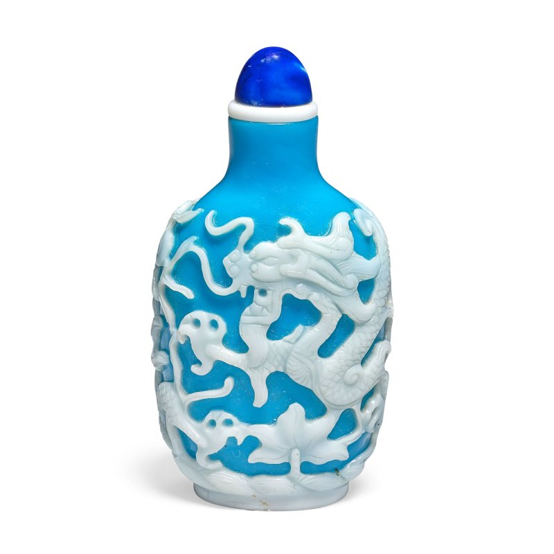 清 一七六零至一七九零年 天藍地套白料龍紋鼻烟壺 | A WHITE-OVERLAY SKY BLUE GLASS 'DRAGONS' SNUFF BOTTLE