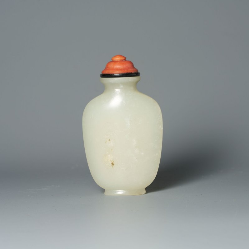 清十八/十九世紀 白玉刻荷紋填金御製詩鼻煙壺、珊瑚盖 | A CARVED, INSCRIBED AND GILT WHITE JADE SNUFF BOTTLE - 图3